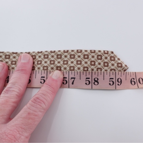 Kenneth Cole Reaction Mens 100% Silk Tie Necktie Geometric Tan Cream Neutral - Picture 7 of 7